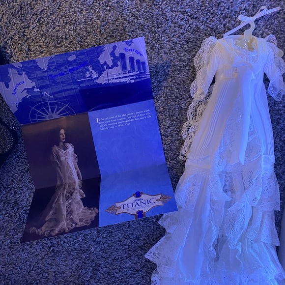 Franklin Mint Titanic Rose collection with trunk and full wardrobe - Picture 9 of 17